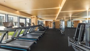 A gym with treadmills, weight machines, and a mirror wall. - Days Hotel By Wyndham Lishui Liandu (Lishui)