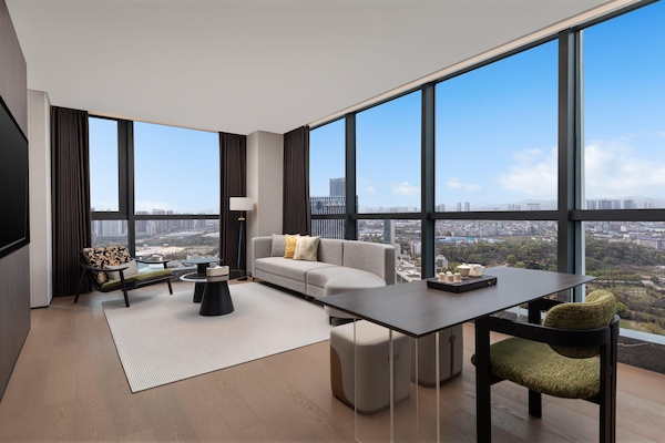 Executive Suite, 1 King Bed, Lake View