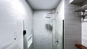 A modern shower with a glass enclosure, a handheld showerhead, and a tiled wall. - Prime Beach Tamandaré (Tamandaré)