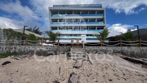 A multi-story building with a modern architectural design, featuring balconies and large windows. - Prime Beach Tamandaré (Tamandaré)