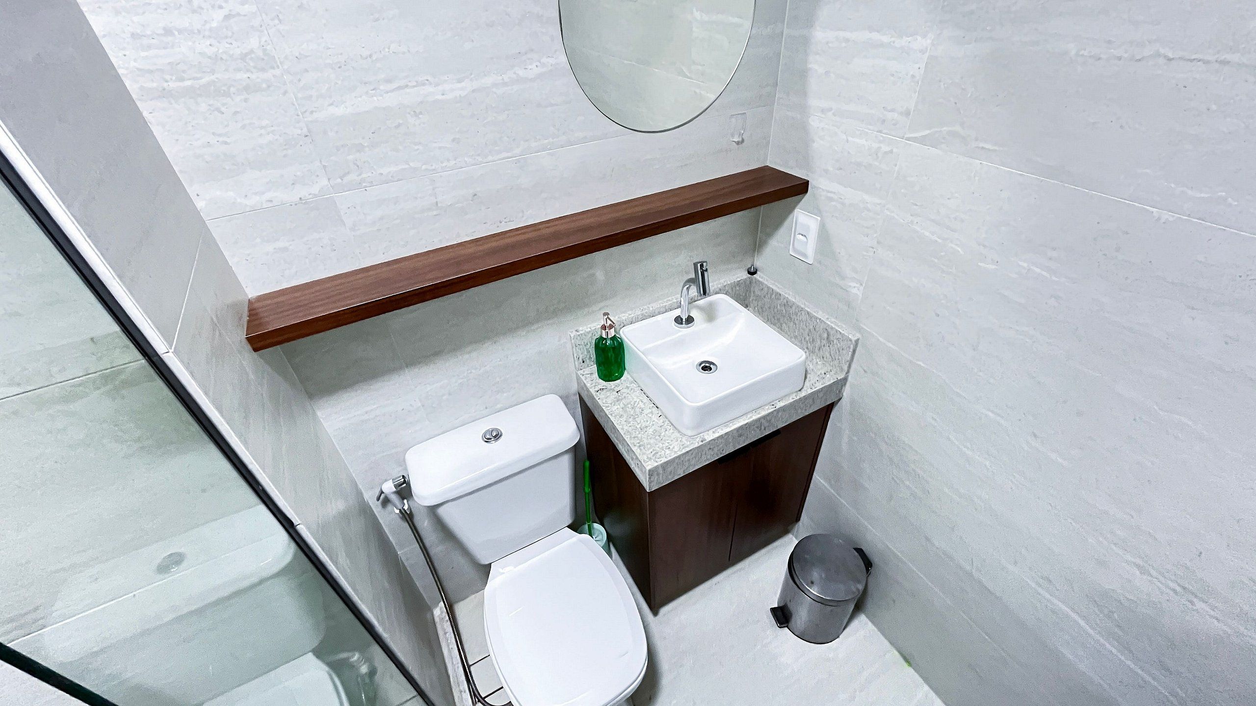 Un baño con inodoro, lavabo y espejo.