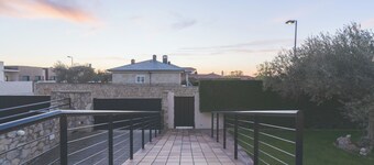 Exclusive chalet! with BBQ, wine cellar, cinema and large areas to enjoy in group.