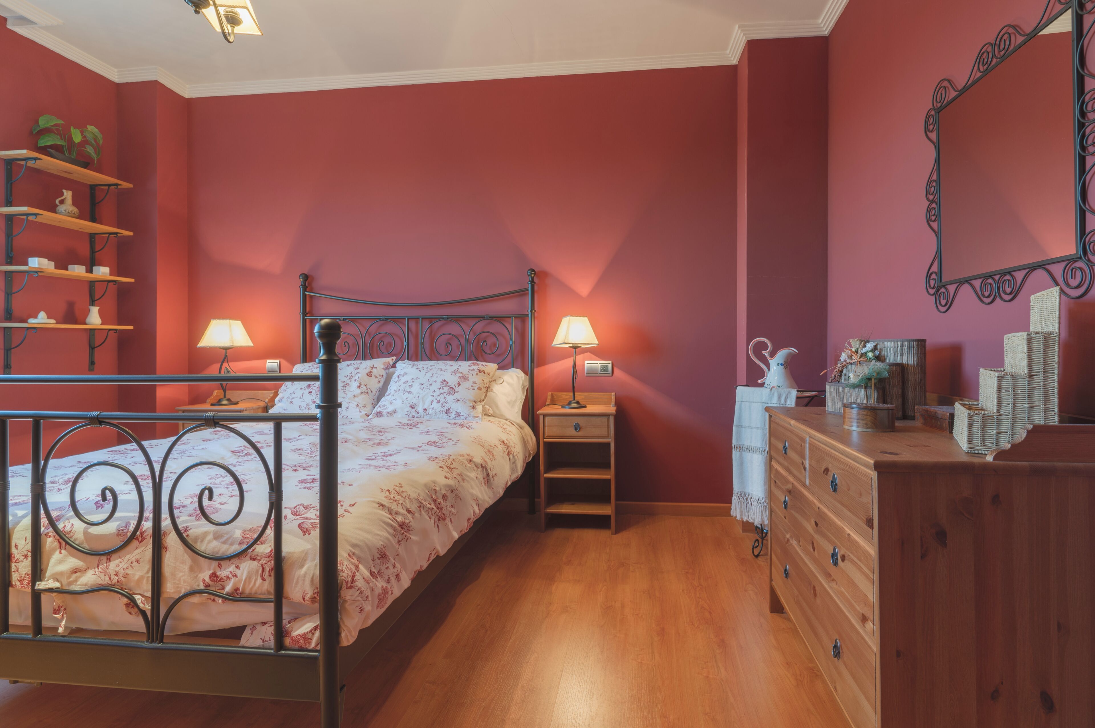 6 slaapkamers, een strijkplank/strijkijzer, wifi, beddengoed