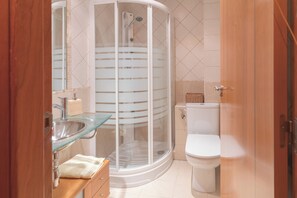 Shower, jetted bath, hair dryer, bidet