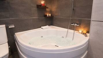 Een douche, een bubbelbad, een haardroger, een bidet