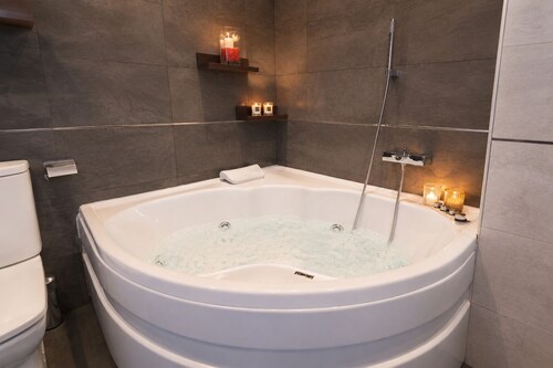 Exclusive chalet! with BBQ, wine cellar, cinema and large areas to enjoy in group.