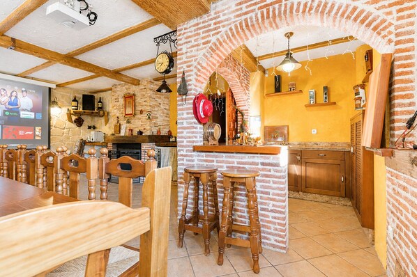 Un restaurant avec un mur en briques, des meubles en bois et un coin bar.