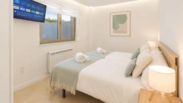 6 bedrooms, iron/ironing board, WiFi, bed sheets