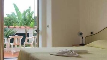 Basic-Doppel- oder -Zweibettzimmer, Gartenblick | Schreibtisch, laptopgeeigneter Arbeitsplatz, kostenloses WLAN