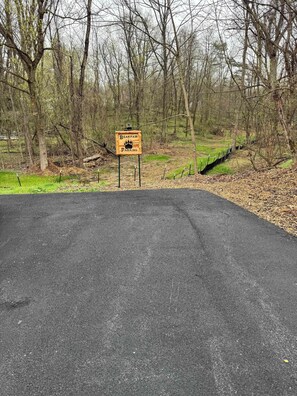 Property grounds - Cozy Cottage Sleeps 4, Walk to Downtown Springs (Berkeley Springs)