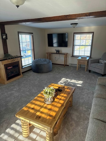 TV, fireplace. Cozy Cottage Sleeps 4, Walk to Downtown Springs