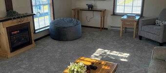 Cozy Cottage Sleeps 4, Walk to Downtown Springs