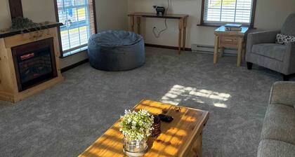 Cozy Cottage Sleeps 4, Walk to Downtown Springs