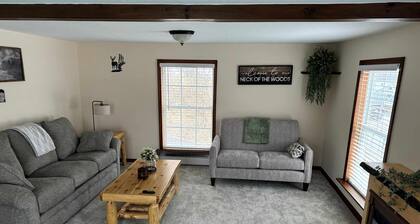 Cozy Cottage Sleeps 4, Walk to Downtown Springs