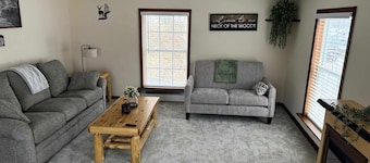 Cozy Cottage Sleeps 4, Walk to Downtown Springs