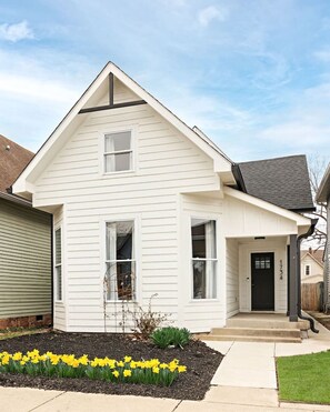 Exterior - Indy Getaway - Near Downtown Indy - Sleeps 10! (Indianapolis)