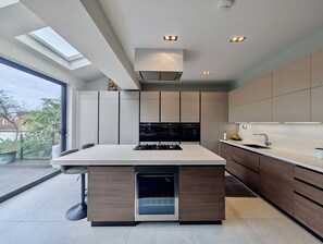 Fridge, microwave, oven, stovetop - 2 Private Ensuite Rooms Shared with Friendly Host (London)