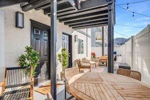 Outdoor dining - Jewell Street Gems Two homes in one (San Diego)
