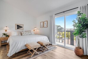 Desk, iron/ironing board, travel cot, WiFi - Jewell Street Gems Two homes in one (San Diego)