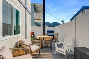 Outdoor dining - Blocks to the shore w/ Central AC, King Beds & BBQ (San Diego)