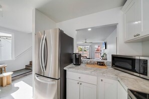 Fridge, microwave, oven, stovetop - Blocks to the shore w/ Central AC, King Beds & BBQ (San Diego)