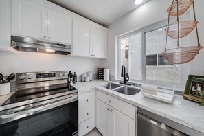 Fridge, microwave, oven, stovetop - Blocks to the shore w/ Central AC, King Beds & BBQ (San Diego)