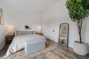 Desk, iron/ironing board, travel cot, WiFi - Pacific Beach Escape with Central AC & King Beds! (San Diego)