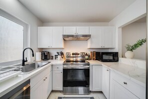Fridge, microwave, oven, stovetop - Pacific Beach Escape with Central AC & King Beds! (San Diego)