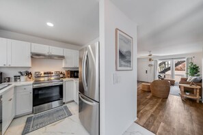 Refrigerador, microondas, horno y parrilla de estufa 