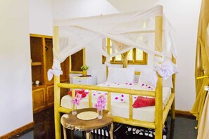 Phòng đôi tiện nghi đơn giản, ban công, quang cảnh vườn