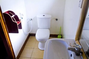 Phòng đôi tiện nghi đơn giản, ban công, quang cảnh vườn | Phòng tắm