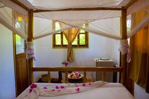 Phòng đôi tiện nghi đơn giản, ban công, quang cảnh vườn