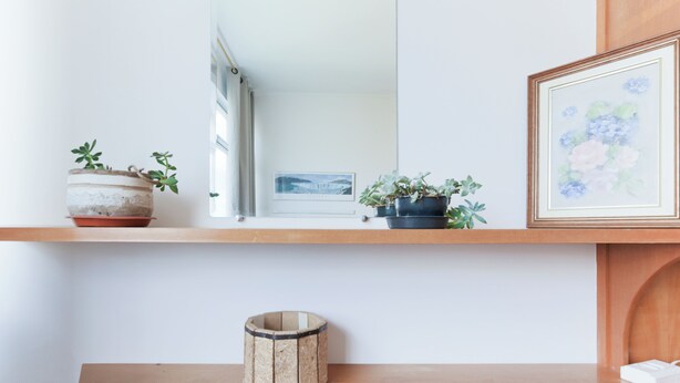 A wooden shelf with potted plants and a framed picture. - Fully furnished apartment near Higienópolis Shopping Mall. (São Paulo)