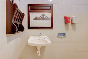 Standard Twin Room | Bathroom - Hotel O near Gajah Wong Educational Park (Yogyakarta)