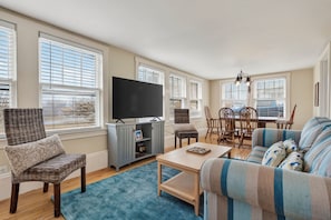 Smart TV - Classic Maine Cottage: Walk to Boothbay Harbor (Boothbay Harbor)