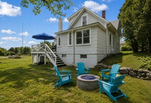 A house with a deck, outdoor seating, and a fire pit. - Classic Maine Cottage: Walk to Boothbay Harbor (Boothbay Harbor)
