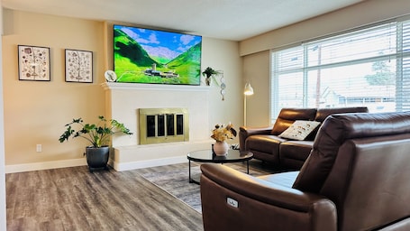 Living area. Mainfloor 3 bedroom, sleep 5-6, Kelowna wineries retreats