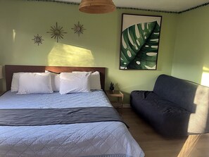 Room - Charming Sunny Walkout Suite | Wine Trail | Sleeps up to 10 | 5 mins to downtown (West Kelowna)