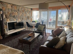 Living area - Charming Sunny Walkout Suite | Wine Trail | Sleeps up to 10 | 5 mins to downtown (West Kelowna)