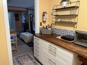 Private kitchen - Charming Sunny Walkout Suite | Wine Trail | Sleeps up to 10 | 5 mins to downtown (West Kelowna)