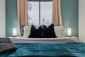 2 bedrooms, desk, iron/ironing board, free WiFi - Great for Mid/Long Stays - Pool - King Bed (Mesa)