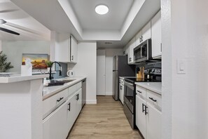 Fridge, microwave, oven, stovetop - Great for Mid/Long Stays - Pool - King Bed (Mesa)