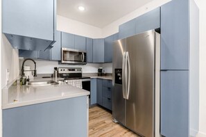 Fridge, microwave, oven, stovetop - Downtown Access 1BR, Comfortable & Pet-Ready! (Columbus)