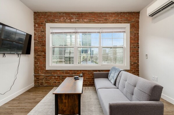 TV - Downtown Access 1BR, Comfortable & Pet-Ready! (Columbus)