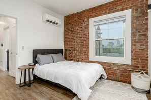 Iron/ironing board, WiFi - Downtown Access 1BR, Comfortable & Pet-Ready! (Columbus)