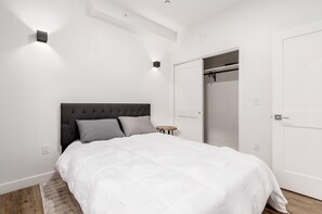 Iron/ironing board, WiFi, bed sheets - Pet-Friendly! Chic 1BR Apt Close to Downtown Core (Columbus)