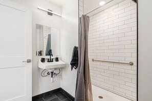 Hair dryer - Pet-Friendly! Chic 1BR Apt Close to Downtown Core (Columbus)