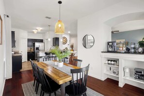 Dining - 3/2 Cozy Home near UNT & TWU-Pool, BBQ, Gym, Games (Corinth)