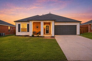 Exterior - 3/2 Cozy Home near UNT & TWU-Pool, BBQ, Gym, Games (Corinth)