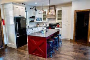 Fridge, microwave, oven, stovetop - Phoenix Wings Lodge - Broken Bow, OK (Broken Bow)
